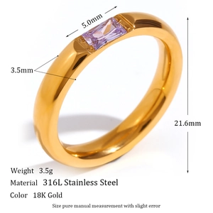 Anello in acciaio inossidabile placcato oro 18K con zircone viola rettangolare