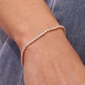 Klassisches 18K vergoldetes Tennisarmband mit funkelnden pavégefassten Zirkoniasteinen