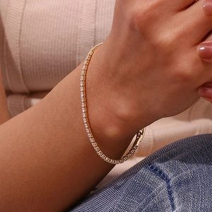 Detailansicht eines 18K vergoldeten Tennisarmbands mit weißen Zirkonia-Steinen