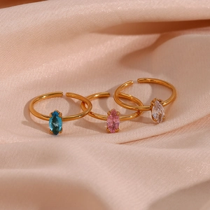 Detail von 18K vergoldeten Ringen mit blauen rosa und weißen Zirkoniasteinen im Marquise-Schliff