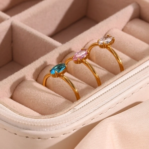 Detailaufnahme von drei 18K vergoldeten Ringen mit bunten Zirkonia im Marquise-Schliff