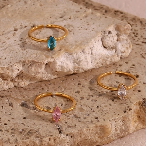Detaillierte Nahaufnahme von drei 18K vergoldeten verstellbaren Ringen mit Markisesteinen