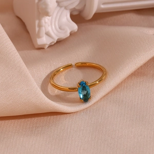 Detail eines 18K vergoldeten offenen Rings mit blauem Zirkon im Marquise-Schliff
