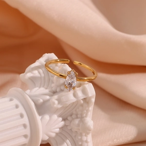 Detailansicht des 18K vergoldeten Rings mit Zirkon im Marquise-Schliff auf Display