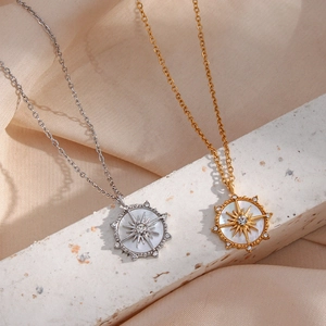 Détail de pendentifs en forme d'étoile avec incrustation de nacre et cristaux sur soie
