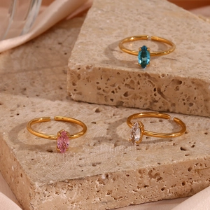 Detailansicht vergoldeter Ringe mit Zirkonia im Marquise-Schliff in Rosa Blau Weiß