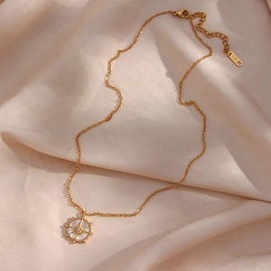 Détail du pendentif étoile en or 18K avec nacre et fermoir mousqueton sur soie beige