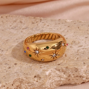 Detaillierte Makroansicht von 18K vergoldetem Kuppelring mit bunten Zirkonsternen und Gravur