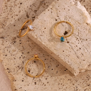 Drei goldene verstellbare Ringe mit Marquise- und ovalen Zirkonia-Steinen auf Steinbasis