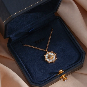 Détail du collier étoile avec nacre et zircon présenté dans son écrin cadeau