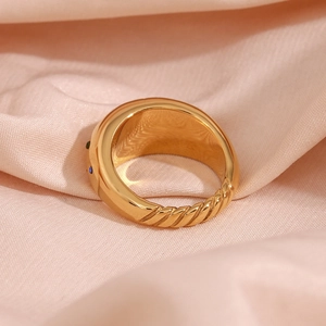 Detail von 18K Goldkuppelring mit Smaragd- und Blauzirkonsteinen und gedrehtem Band