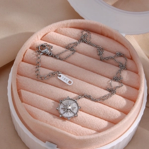 Détail d'un collier en argent 18K avec pendentif étoile de mer en écrin de velours rose