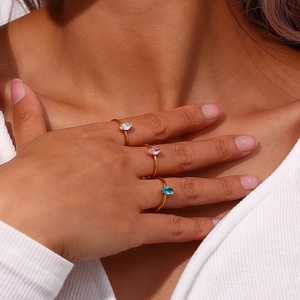 Drei 18K vergoldete Ringe mit Marquise-Zirkonia in Weiß, Rosa und Blau für Damen