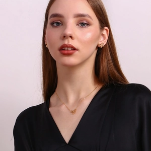 Elegantes Set aus 18K vergoldeter Schleifen-Halskette und Ohrsteckern für Damen