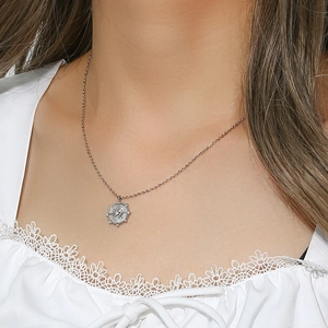 Gros plan d'un collier pendentif boussole étoile du Nord argenté sur un mannequin