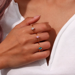 Nahaufnahme der 18K vergoldeten Ringe mit marquiseförmigen Zirkonia in Weiß Rosa Blau