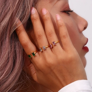 Bagues dorées ajustables avec zircons ovales et carrés portées par un mannequin