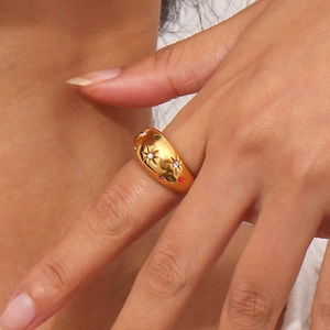 Nahaufnahme eines goldenen Kuppelrings mit bunten Steinen und Sternengravur