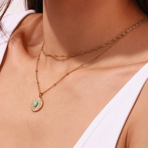 Vue détaillée du collier double couche plaqué or 18K avec pendentif soleil en turquoise