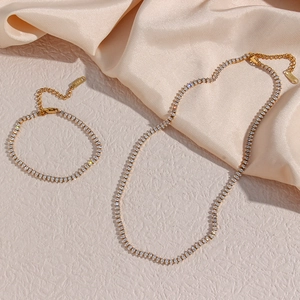 Détail de parure collier et bracelet plaqué or 18K avec zircons taille marquise