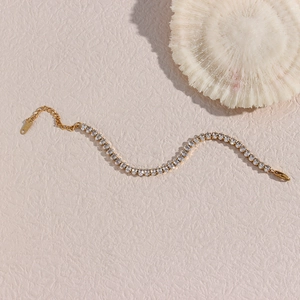 Détail du bracelet tennis plaqué or 18K avec zircons ovales et fermoir réglable à mousqueton