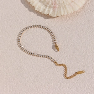 Détail du bracelet tennis plaqué or 18K avec zircons marquise et chaîne d'extension