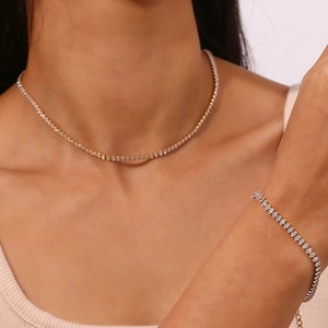 Gros plan d'un ensemble collier et bracelet tennis étincelant avec zircons sur un mannequin