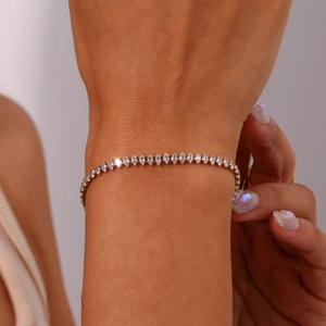 Détail d'un bracelet en or avec des pierres de zircon marquise et un éclat luxueux