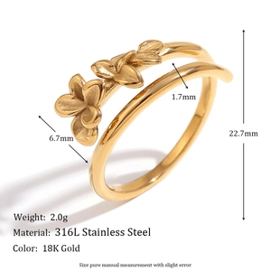 Bague ouverte double couche en acier doré 18 carats avec trois fleurs sculptées