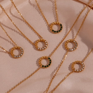 Elegante Goldene Halsketten mit verdrehten Kreisen, Perlen und grünen Edelsteinen