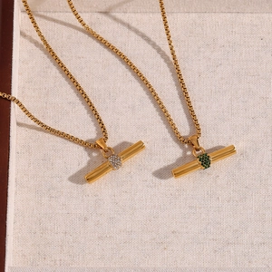 Detail von 18K vergoldeten T-Bar Halsketten mit grünen und weißen Zirkoniasteinen