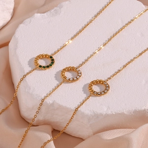 Detailset aus drei goldenen Halsketten mit Smaragd-, Perlen- und Kristallringanhängern