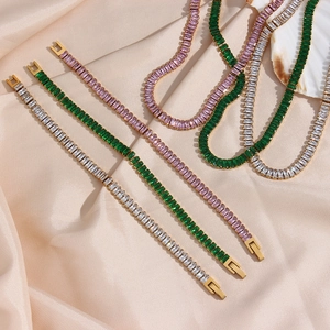 18K vergulde tennis ketting en armband set met kleurrijke baguette-geslepen zirkonia