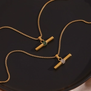 Detail von 18K vergoldeten T-Bar-Halsketten mit grünen und weißen Zirkonia auf Satin