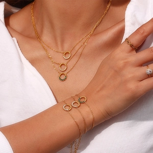Goldenes Set aus Halsketten und Armbändern mit zweifarbigen Zirkonia-Anhängern