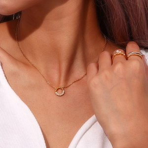 Nahaufnahme der 18K Goldkette mit gedrehtem Seildesign und Zirkonia-Anhänger