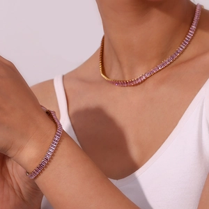 18K vergulde sieradenset met lavendelkleurige baguette-geslepen zirkonia edelstenen