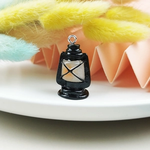 Macro de un colgante de lámpara vintage de resina con anillo de plata para joyería de bricolaje