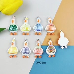 Bunte Enten-Anhänger aus Harz mit verschiedenen Kleidungsmustern für DIY-Schmuckherstellung