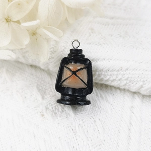 Llavero de lámpara de aceite vintage en resina con marco negro y efecto de luz naranja