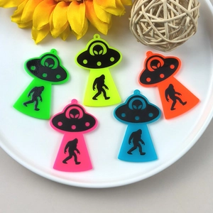 Bunte Acryl-UFO-Anhänger in fünf Neonfarben für DIY-Schmuck und kreative Bastelprojekte