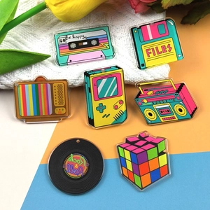 Retro-Set aus Acryl-Anhängern mit Kassetten-, Fernseher- und Plattenspieler-Designs