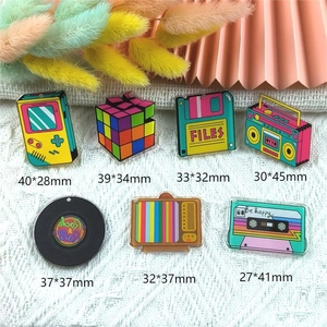 Retro-Set aus Acrylanhängern mit farbenfrohen Designs wie Gameboy, Kassette und Schallplatte
