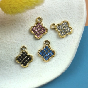 Kleeblatt-Anhänger mit Kristallen in vier Farben und vergoldetem Perlenrand für Schmuck