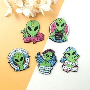 Set mit 5 kreativen grünen Alien-Anhängern aus Acryl mit Slogans für DIY-Ohrringe und Schlüsselanhänger