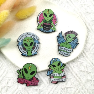 5er-Set kreativer grüner Alien-Acryl-Anhänger mit motivierenden Zitaten und süßen Themen