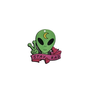 Grüner Alien-Anhänger mit rosa Schleife und Stay Rad Text auf weißem Hintergrund