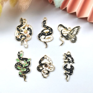 Gothic Halloween Legierung Schlange Anhänger Mit Emaille Schmetterling Schwert Stern Mond Design Für DIY Schmuckherstellung Halskette Zubehör
