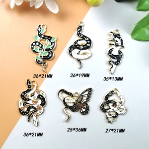 6-teiliges Set gothischer Emaille-Schlangen-Anhänger mit Mond und Schwert für DIY-Schmuck