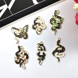 Gothic Schlangen und Schmetterlingsanhänger in Schwarz, Weiß, Gold für DIY Schmuck